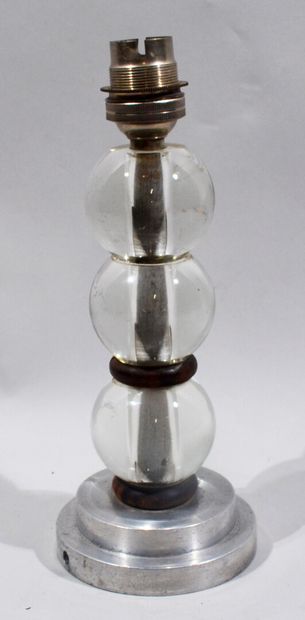 null Attribuée à Jacques ADNET (1900-1984)

Lampe de table en métal chromé supportant...