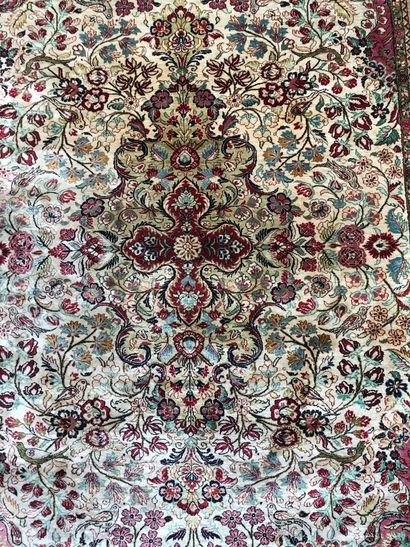  IRAN - GHOUM 
Tapis en soie nouée à la main à décor fleuri de roses et entrelacs...