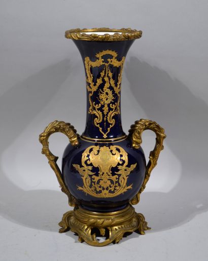 SEVRES - Vase en porcelaine à riche décor...