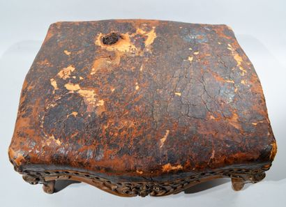 null TABOURET DE PIEDS en noyer mouluré sculpté de rinceaux fleuris, repose sur des...