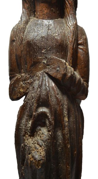 null Statue de Sainte Marguerite en chêne sculpté avec restes de polychromie et de...