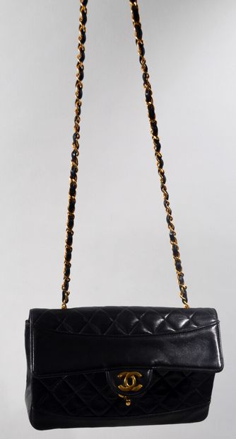 null CHANEL PARIS

Sac classique à rabat en agneau noir matelassé et lisse, bandoulière...