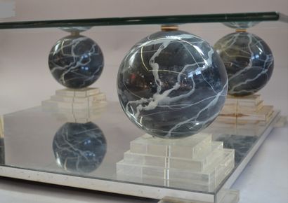  LA ROCHE BOBOIS 
Table basse vintage en verre portée par quatre sphères en bakélite...