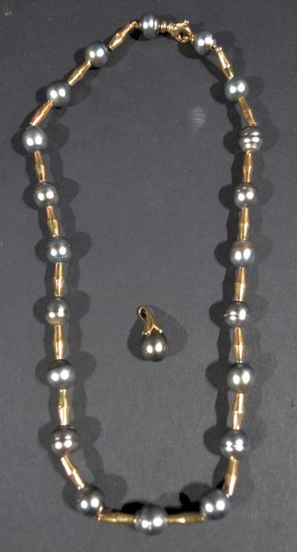  Un collier en or 18K de perles baroques de Tahiti de baguettes alternées en or (Longueur...