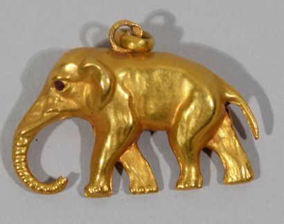  Pendentif Eléphant en or jaune 18 K (750/oo), les yeux sertis de petits rubis 
Poids...