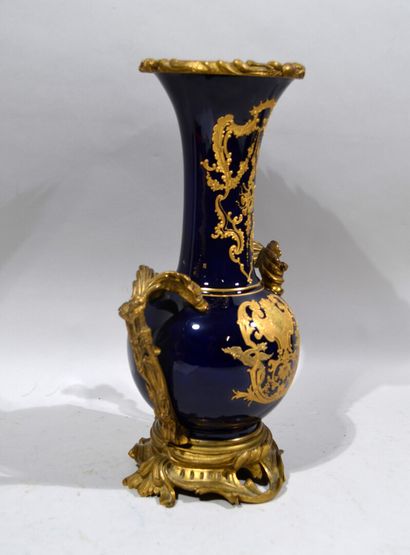 null SEVRES - Vase en porcelaine à riche décor appliqué doré sur fond bleu nuit,...