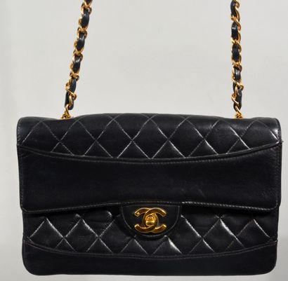 null CHANEL PARIS

Sac classique à rabat en agneau noir matelassé et lisse, bandoulière...