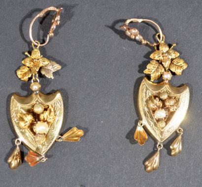  Paire de pendants d'oreille en or jaune 18 K (750/oo) à décor d'un tréfle pavé de...