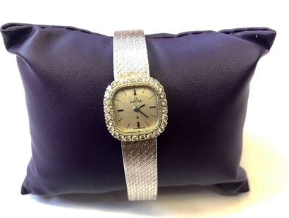  OMEGA - Modèle « De Ville » 
Montre bracelet de femme en or gris 18 K (750/oo)....