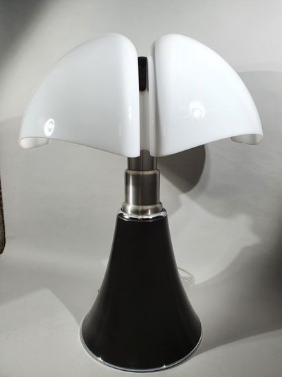 null GAE AULENTI (1927-2012) DESIGNER & MARTINELLI LUCE ÉDITEUR

Lampe modèle « Pipistrello...