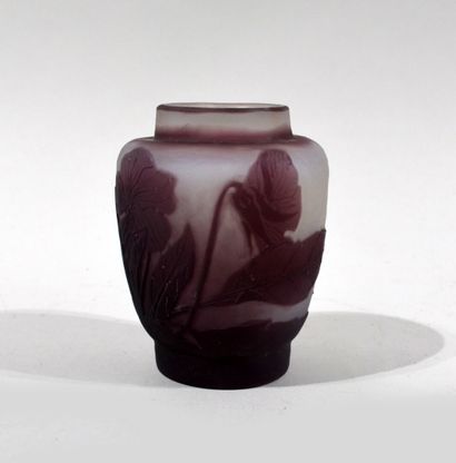 null Etablissements Gallé. 

Vase miniature de forme balustre en verre multicouches...