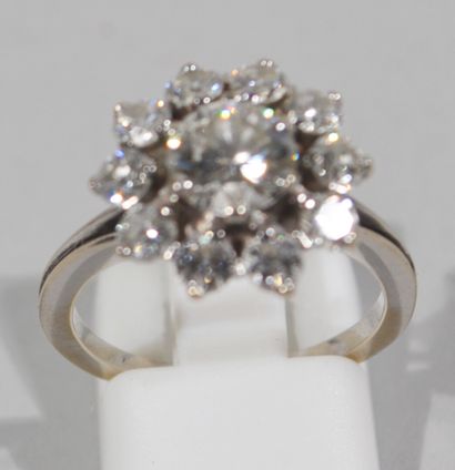 null BAGUE Fleur en or blanc 18 K (750/oo) centrée d'un diamant taille moderne calibrant...