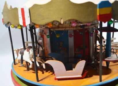 null MANEGE CARROUSEL tournant en bois polychrome, avec manivelle.

Fabrication belge...