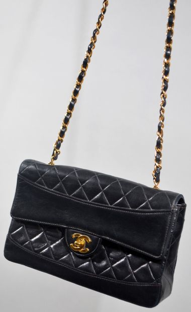 null CHANEL PARIS

Sac classique à rabat en agneau noir matelassé et lisse, bandoulière...