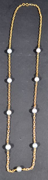  Sautoir en or jaune 18 K (750/oo) à maille royale en alternance de perles de culture...