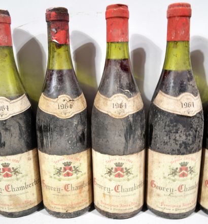 null 32 bouteilles de GEVREY CHAMBERTIN Desvignes Ainé et Fils 1964 (étiquettes abimées,...