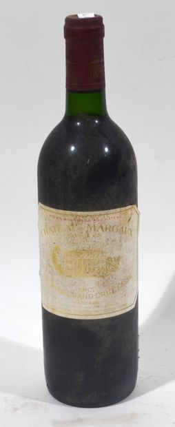 null 1 bouteille de CHATEAU MARGAUX Premier grand cru 1985.

(Petite déchirure et...