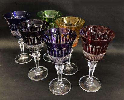 null BOHEMIA CRYSTAL 

Ensemble de six verre à vin de couleurs différentes en cristal...