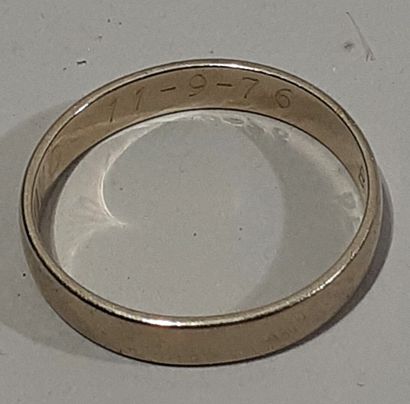 null Alliance en or blanc 18 K (750/oo), l'intérieur de l'anneau gravé

TDD 59

Poids...