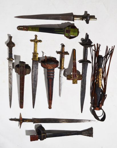 null TOUAREG

Réunion de treize épées courtes de bras dites "Telek ou Gozma" en laiton,...