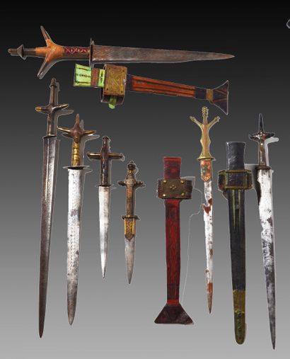 null TOUAREG

Réunion de treize épées courtes de bras dites "Telek ou Gozma" en laiton,...
