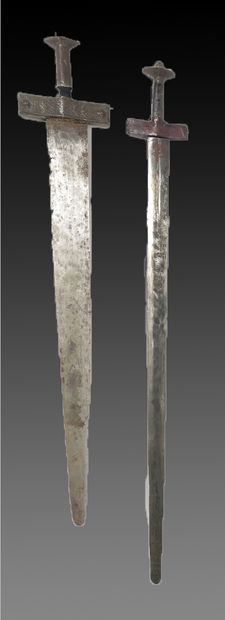 null TOUAREG

Réunion de quatre épées "takouba" en fer et cuir.

(Usures, manques)

Longueur...