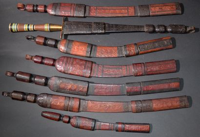 null BAOULÉ, Côte d'Ivoire

Réunion de sept épées à manches et fourreau en cuir estampé...