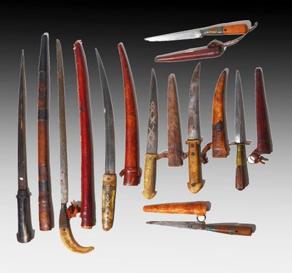 null ALGÉRIE

Réunion 5 dagues et 3 petites épées à lames en fer certaines gravées,...