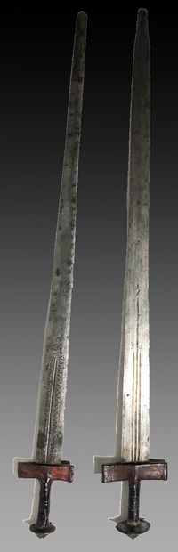 null TOUAREG

Réunion de quatre épées "takouba" en fer et cuir.

(Usures, manques)

Longueur...