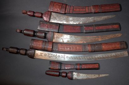 null BAOULÉ, Côte d'Ivoire

Réunion de sept épées à manches et fourreau en cuir estampé...