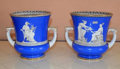 null Paire de vases de forme « Cratère » en porcelaine de Paris à décor à l'Antique...
