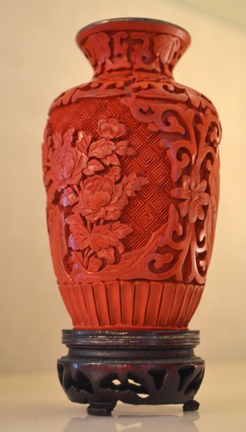 null Petit vase en laque rouge sculpté à décor de fleurs en relief 

L'intérieur...