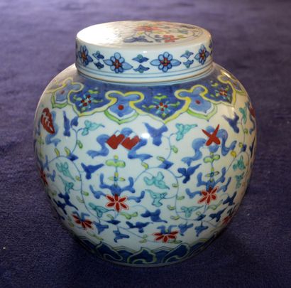 null Pot couvert en porcelaine à décor en camaïeu bleu, vert et rouge

Marqué sous...