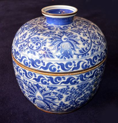 null Important bol à riz en porcelaine à décor en camaïeu bleu de rinceaux fleuris...
