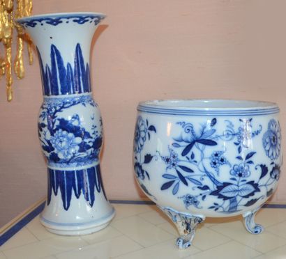 null Vase "gu" en porcelaine à décor en camaïeu bleu de pivoines arbustives 

Signé...