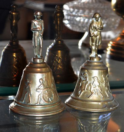 null Suite de cloches de table en bronze à patine dorée, surmontée d'un Napoléon,...