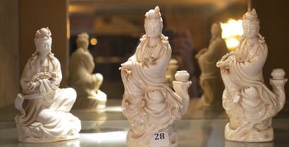 null GUANYIN 

Suite de trois sujets en porcelaine

Extrême-Orient, XXe siècle

Hauteur...