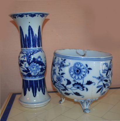 null Vase "gu" en porcelaine à décor en camaïeu bleu de pivoines arbustives 

Signé...