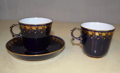 null SEVRES Deux tasses et une sous-tasse en porcelaine à décor sur fond bleu nuit...