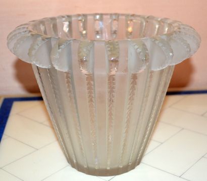 null René LALIQUE (1860-1945)

Vase modèle « Royat » en cristal moulé pressé, blanc,...