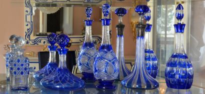 null BOHEME Réunion de cinq carafes en cristal bleu

Hauteur max : 40 cm