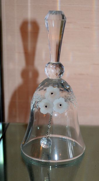 null SVAROWSKI

Cloche de table en cristal décorée de trois petites fleurs en applique

Marqué...