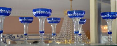 null Suite de six coupes à Champagne en cristal bleu 

Hauteur : 15,5 cm