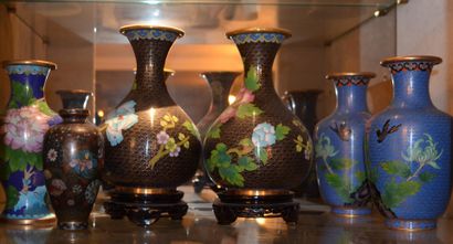 null Réunion de six vases en bronze et émaux cloisonnés sur fond bleu et noir dont...