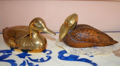 null Deux sujets « Canards » en laiton et l'autre bois avec tête en bronze doré,...
