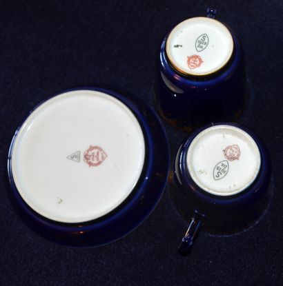 null SEVRES Deux tasses et une sous-tasse en porcelaine à décor sur fond bleu nuit...