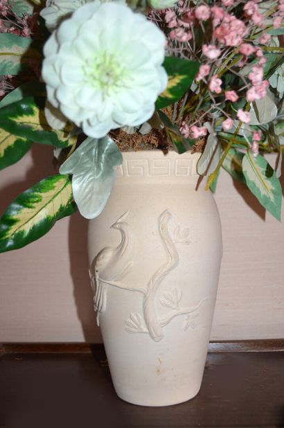 null Vase en plâtre à décor d'oiseaux branchés

Hauteur : 22 cm