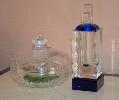 null SAINT LOUIS

Flacon en cristal bleu pour le parfum « Eau de Saint Louis » (1997)

Bonbonnière...