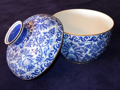 null Important bol à riz en porcelaine à décor en camaïeu bleu de rinceaux fleuris...