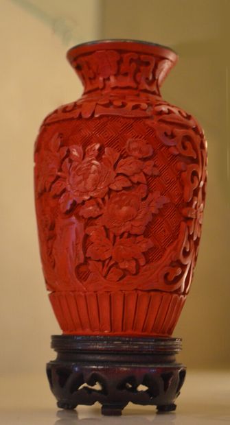 null Petit vase en laque rouge sculpté à décor de fleurs en relief 

L'intérieur...